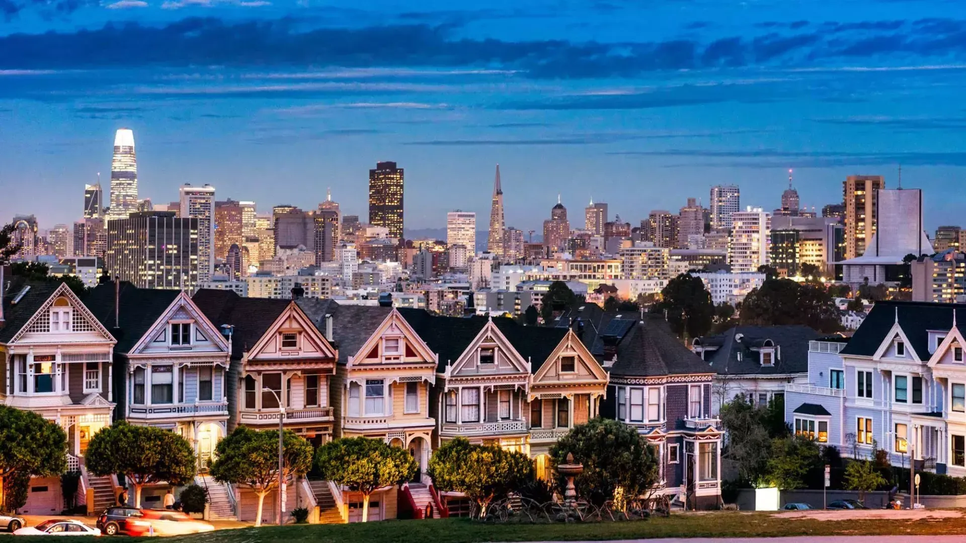 Le famose Painted女士 di Alamo Square sono ritratte di fronte allo skyline di 贝博体彩app al tramonto.